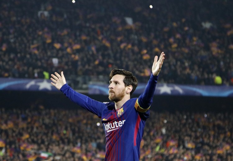 Lionel Messi merayakan bersama para penggemar taruhan olahraga setelah mencetak gol ketiga Barcelona atas Chelsea di Camp Nou