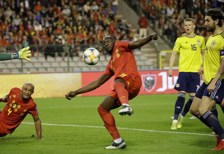 UEFA EURO Qualifiers: Lukaku chớp thời cơ đá bồi rất nhanh ghi bàn sau khi thủ thành đối thủ - David Marshall không bắt được dính bóng