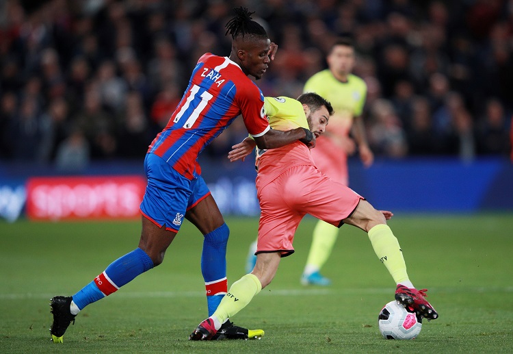 Premier League: Đội chủ nhà có 2 pha bóng rất nguy hiểm với những cú dứt điểm của Christian Benteke và Wilfried Zaha