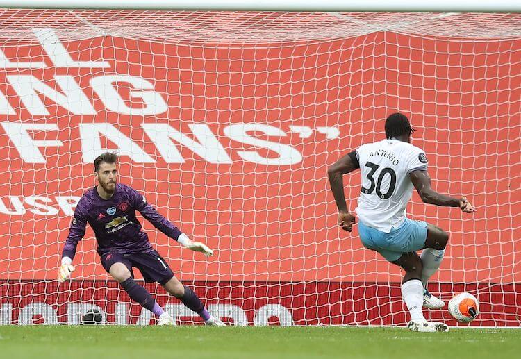 Premier League: West Ham đã tổ chức hàng phòng ngự nhiều lớp để đảm bảo an toàn tối đa cho cầu môn Fabianski