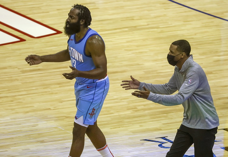 NBA 休斯顿火箭的詹姆斯-哈登三分上篮