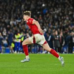 英足总杯 34年后重返足总杯半决赛，诺丁汉森林球员们赛后沉浸在胜利的喜悦中。