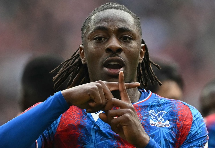 ပရီးမီးယားလိဂ် ကလပ် အာဆင်နယ် ကတော့ ခရစ္စတယ်ပဲလေ့စ် ကွင်းလယ် တိုက်စစ် ကစားသမား အီဘာရီချီ အီးဇီးနဲ့ အဆက်အသွယ် ရှိနေဆဲ ဖြစ်ကြောင်း ဖာဘရီဇီယို ရိုမာနိုက ဖော်ပြပါတယ်။