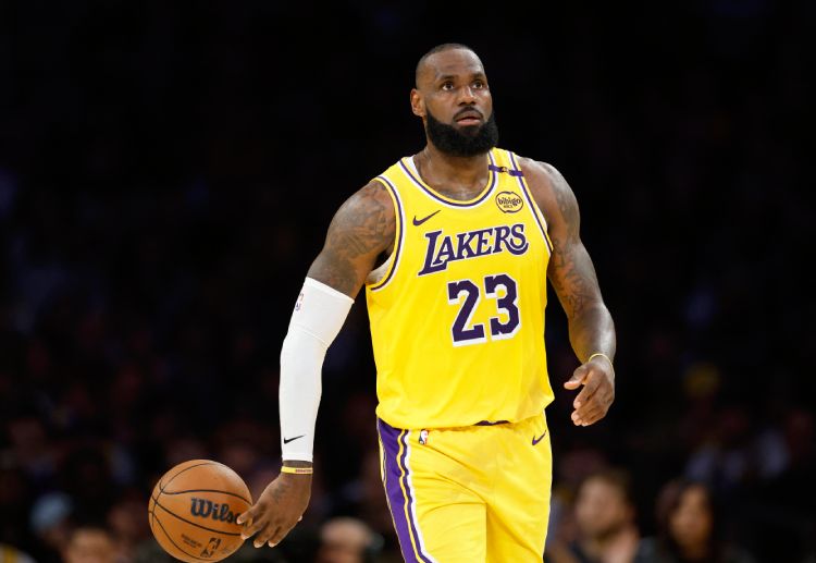 လီဘရွန် ဂျိမ်းစ်ဟာ အန်ဘီအေ ပြိုင်ပွဲမှာ ၂၂ ရာသီ ဆက်တိုက် ပါဝင်ကစားထားပြီးတော့ ဗင့်စ် ကာတာနဲ့ အတူ ပူးတွဲ စံချိန်တင်ထားခဲ့ပါတယ်။