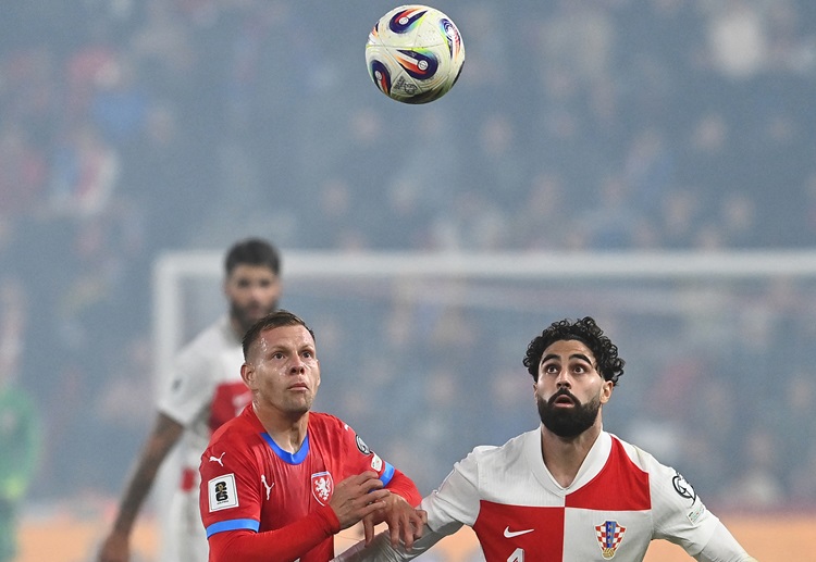 世界杯预选赛 克罗地亚的乔什科·格瓦尔迪奥尔在与对手的对抗中争夺球权。