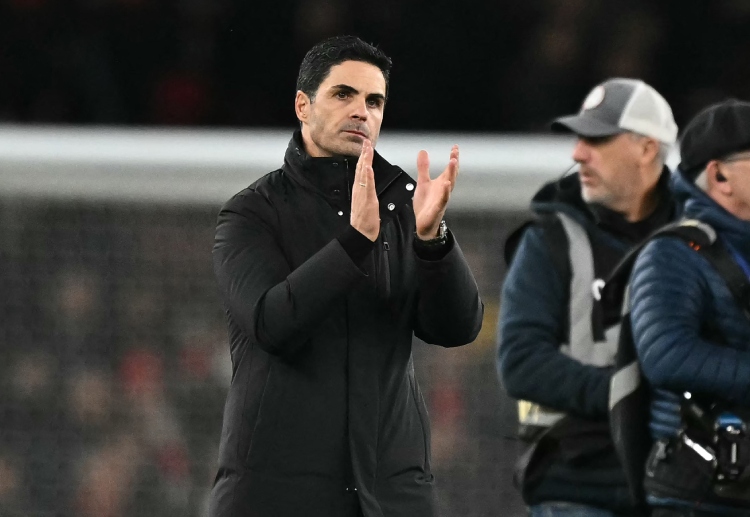 Arsenal aim to extend their Premier League lead against Everton